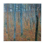 Gustav Klimt Beech Träd Forest Grove Kakelplatta<br><div class="desc">Detta baseras på att Gustav Klimt, Beech Grove 1, 1902, målar konstverk med klassisk natur. I teckningen visas en tät skog av hög, slender birch träd, med blek trunks som är märkt med mörk, lodrät linjer. Fallen framställs i blått, grönt och gult, vilket ger en känsla av djup och livskraft...</div>