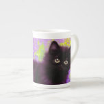 Gustav Klimt Black Kitten Benporslin Mugg<br><div class="desc">Bone China Mugg med en Gustav Klimt svart kattunge! Denna vidsynta skönhet finns i grönten fält i lila blommor. En tankfull gåva till kattälskare och österrikiska konstentusiaster!</div>