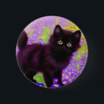 Gustav Klimt Black Kitten Knapp<br><div class="desc">Knapp med Gustav Klimt svart kattunge! Denna vidsynta skönhet finns i grönten fält i lila blommor. En tankfull gåva till kattälskare och österrikiska konstentusiaster!</div>