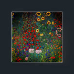Gustav Klimt Blomsterträdgård<br><div class="desc">Button med färgerna Gustav Klimts oljemålning Farm Garden med solblommor (1907). En vacker trädgård av solblommor och exquisite blue,  red,  lila,  rosa och vita blommor. En underbar gåva till fläkt av Art nouveau och österrikisk konst.</div>