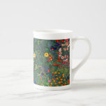 Gustav Klimt Blomsterträdgård Benporslin Mugg<br><div class="desc">Bone China Mugg med solblommor (1907) med Gustav Klimts oljemålning Farm Garden. En vacker trädgård av solblommor och exquisite blue,  red,  lila,  rosa och vita blommor. En underbar gåva till fläkt av Art nouveau och österrikisk konst.</div>