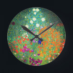 Gustav Klimt Blomsterträdgård Rund Klocka<br><div class="desc">Clock med Gustav Klimts Blomsterträdgård för oljemålning (1906). En vacker trädgård av lila,  rött,  vitt,  blått och orange blommor. En underbar gåva till fläkt av Art nouveau och österrikisk konst.</div>