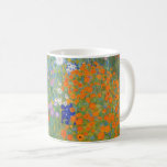 Gustav Klimt Blomsterträdgård Typ av skydd Kaffemugg<br><div class="desc">En vacker trädgårdsmålning - det här är en klassisk målning av Gustav Klimt,  som heter Cottage Garden,  eller Bauergarten,  1907,  som är en nära blomsterträdgård,  en färgstark blommigt.</div>