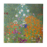 Gustav Klimt Blomsterträdgård Typ av skydd Kakelplatta<br><div class="desc">En vacker trädgårdsmålning - det här är en klassisk målning av Gustav Klimt,  som heter Cottage Garden,  eller Bauergarten,  1907,  som är en nära blomsterträdgård,  en färgstark blommigt.</div>