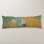 Gustav Klimt Blomsterträdgård Typ av skydd Kroppskudde<br><div class="desc">En vacker trädgårdsmålning - det här är en klassisk målning av Gustav Klimt,  som heter Cottage Garden,  eller Bauergarten,  1907,  som är en nära blomsterträdgård,  en färgstark blommigt.</div>