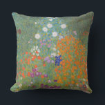 Gustav Klimt Blomsterträdgård Typ av skydd Kudde<br><div class="desc">En vacker trädgårdsmålning - det här är en klassisk målning av Gustav Klimt,  som heter Cottage Garden,  eller Bauergarten,  1907,  som är en nära blomsterträdgård,  en färgstark blommigt.</div>