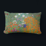 Gustav Klimt Blomsterträdgård Typ av skydd Lumbarkudde<br><div class="desc">En vacker trädgårdsmålning - det här är en klassisk målning av Gustav Klimt,  som heter Cottage Garden,  eller Bauergarten,  1907,  som är en nära blomsterträdgård,  en färgstark blommigt.</div>