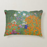 Gustav Klimt Blomsterträdgård Typ av skydd Prydnadskudde<br><div class="desc">En vacker trädgårdsmålning - det här är en klassisk målning av Gustav Klimt,  som heter Cottage Garden,  eller Bauergarten,  1907,  som är en nära blomsterträdgård,  en färgstark blommigt.</div>