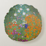 Gustav Klimt Blomsterträdgård Typ av skydd Rund Kudde<br><div class="desc">En vacker trädgårdsmålning - det här är en klassisk målning av Gustav Klimt,  som heter Cottage Garden,  eller Bauergarten,  1907,  som är en nära blomsterträdgård,  en färgstark blommigt.</div>