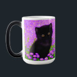 Gustav Klimt Cat Magisk Mugg<br><div class="desc">Magic Mugg med en Gustav Klimt-katt! Denna flytande kattunge ligger i en grönt fält i lila blommor. En perfekt gåva till kattälskare och österrikiska konstentusiaster!</div>