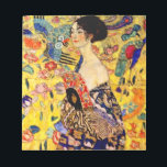 Gustav Klimt Dam med Fläkt Anteckningsblock<br><div class="desc">Anteckningsblock med Gustav Klimts oljemålning Dam med Fläkt (1918). En kvinna som bär en blå kimono håller en röd fläkt mot en färgstark gult av blommor och blomkrukor. En underbar gåva till fläkt av japansk och europeisk konst.</div>