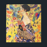 Gustav Klimt Dam med Fläkt Anteckningsblock<br><div class="desc">Anteckningsblock med Gustav Klimts oljemålning Dam med Fläkt (1918). En kvinna som bär en blå kimono håller en röd fläkt mot en färgstark gult av blommor och blomkrukor. En underbar gåva till fläkt av japansk och europeisk konst.</div>