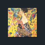 Gustav Klimt Dam med Fläkt Art nouveau-färg Canvastryck<br><div class="desc">Gustav Klimt Dam med Fläkt Art nouveau-målning Denna halva porträtt av en vacker kvinna har en gult med asiatiska ornament, färgstarka fåglar och blommor. Dam bär en klänning i stil på en kimono präglad av motiv för en kinesisk drakklänning. Vackra konstnärliga romantiska dekorativa bror konsmålning. Se mer av våra Gustav...</div>