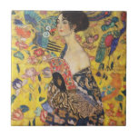Gustav Klimt Dam med Fläkt Art nouveau-färg Kakelplatta<br><div class="desc">Gustav Klimt Dam med Fläkt Art nouveau-målning Denna halva porträtt av en vacker kvinna har en gult med asiatiska ornament, färgstarka fåglar och blommor. Dam bär en klänning i stil på en kimono präglad av motiv för en kinesisk drakklänning. Vackra konstnärliga romantiska dekorativa bror konsmålning. Se mer av våra Gustav...</div>