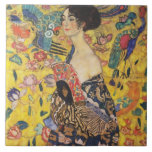 Gustav Klimt Dam med Fläkt Art nouveau-färg Kakelplatta<br><div class="desc">Gustav Klimt Dam med Fläkt Art nouveau-målning Denna halva porträtt av en vacker kvinna har en gult med asiatiska ornament, färgstarka fåglar och blommor. Dam bär en klänning i stil på en kimono präglad av motiv för en kinesisk drakklänning. Vackra konstnärliga romantiska dekorativa bror konsmålning. Se mer av våra Gustav...</div>