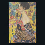 Gustav Klimt Dam med Fläkt Art nouveau-färg Kökshandduk<br><div class="desc">Gustav Klimt Dam med Fläkt Art nouveau-målning Denna halva porträtt av en vacker kvinna har en gult med asiatiska ornament, färgstarka fåglar och blommor. Dam bär en klänning i stil på en kimono präglad av motiv för en kinesisk drakklänning. Vackra konstnärliga romantiska dekorativa bror konsmålning. Se mer av våra Gustav...</div>