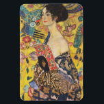 Gustav Klimt Dam med Fläkt Art nouveau-färg Magnet<br><div class="desc">Gustav Klimt Dam med Fläkt Art nouveau-målning Denna halva porträtt av en vacker kvinna har en gult med asiatiska ornament, färgstarka fåglar och blommor. Dam bär en klänning i stil på en kimono präglad av motiv för en kinesisk drakklänning. Vackra konstnärliga romantiska dekorativa bror konsmålning. Se mer av våra Gustav...</div>