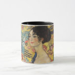 Gustav Klimt Dam med Fläkt Art nouveau-färg Mugg<br><div class="desc">Gustav Klimt Dam med Fläkt Art nouveau-målning Denna halva porträtt av en vacker kvinna har en gult med asiatiska ornament, färgstarka fåglar och blommor. Dam bär en klänning i stil på en kimono präglad av motiv för en kinesisk drakklänning. Vackra konstnärliga romantiska dekorativa bror konsmålning. Se mer av våra Gustav...</div>