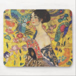 Gustav Klimt Dam med Fläkt Art nouveau-färg Musmatta<br><div class="desc">Gustav Klimt Dam med Fläkt Art nouveau-målning Denna halva porträtt av en vacker kvinna har en gult med asiatiska ornament, färgstarka fåglar och blommor. Dam bär en klänning i stil på en kimono präglad av motiv för en kinesisk drakklänning. Vackra konstnärliga romantiska dekorativa bror konsmålning. Se mer av våra Gustav...</div>