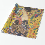 Gustav Klimt Dam med Fläkt Art nouveau-färg Presentpapper<br><div class="desc">Gustav Klimt Dam med Fläkt Art nouveau-målning Denna halva porträtt av en vacker kvinna har en gult med asiatiska ornament, färgstarka fåglar och blommor. Dam bär en klänning i stil på en kimono präglad av motiv för en kinesisk drakklänning. Vackra konstnärliga romantiska dekorativa bror konsmålning. Se mer av våra Gustav...</div>