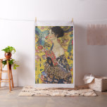 Gustav Klimt Dam med Fläkt Art nouveau-färg Tyg<br><div class="desc">Gustav Klimt Dam med Fläkt Art nouveau-målning Denna halva porträtt av en vacker kvinna har en gult med asiatiska ornament, färgstarka fåglar och blommor. Dam bär en klänning i stil på en kimono präglad av motiv för en kinesisk drakklänning. Vackra konstnärliga romantiska dekorativa bror konsmålning. Se mer av våra Gustav...</div>