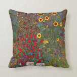 Gustav Klimt Farm Garden med solblommor Pillow Kudde<br><div class="desc">Gustav Klimt Farm Garden med solblommor kudde. Oljemålning på arbetsyta 1905-06. Även om Klimt är mest känd för sin guld-period som producerade klassiska verk som The Kiss and Porträtt of Adele Bloch Bauer, producerade konstnären också några oerhört charmerande landskapspisningar. Garden Farm med solblommor har en rik sommarträdgård i blomning med...</div>
