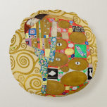Gustav Klimt Fulfillment Nouveau Couple Rund Kudde<br><div class="desc">Gustav Klimt,  Fulfillment 1910-1911 Art nouveau Couple med Klimts namnteckning snurrande design och vackra guld-målning.</div>