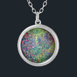 Gustav Klimt Italienska Garden Silverpläterat Halsband<br><div class="desc">Necklace med Gustav Klimts oljemålning Italienska Garden Landscape (1913). En vacker trädgård med färgade blommor: rött,  vitt,  rosa,  lila. En underbar gåva till fläkt av Art nouveau och österrikisk konst.</div>