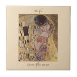 Gustav Klimt Kiss Ceramic Tile Kakelplatta<br><div class="desc">Kissen (original Der Kuss) målades av Gustav Klimt under hans "gyllene period" och är förmodligen hans mest berömd arbete. Det skildrar ett par, i olika skuggor av guld och symboler, som delar en kyss mot en brons bakgrund. Den obestämda bakgrunden från guld visar på den tidlöshet och det samspel som...</div>