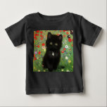 Gustav Klimt Kitten T Shirt<br><div class="desc">Baby T-Shirt med en Gustav Klimt kitten! Det svarta kattunge bär en silver och sitter i en fält av rött,  blått,  vitt och gula blommor. En underbar gåva till kattälskare och österrikiska konstentusiaster!</div>