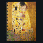 Gustav Klimt kyssanteckningsboken Anteckningsbok Med Spiral<br><div class="desc">Gustav Klimt kyssanteckningsboken. Konstverkolja målar på kanfas från 1907-1908. Kyssen är Gustav Klimts bäst-bekant målning,  ett härligt arbete som föreställer höjden av hans guld- period. En perfekt gåva för älskare av den österrikiska symbolismen,  Gustav Klimt och konst.</div>