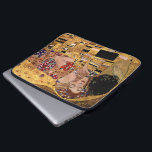 Gustav Klimt: Kyssen (specificera), Laptop Sleeve<br><div class="desc">En härlig klassikerlaptop sleeve som presenterar en romantiker,  kopplar ihop att dela en kyss som målas av den österrikiska symbolistmålare Gustav Klimt.</div>