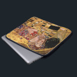 Gustav Klimt: Kyssen (specificera), Laptop Sleeve<br><div class="desc">En härlig klassikerlaptop sleeve som presenterar en romantiker,  kopplar ihop att dela en kyss som målas av den österrikiska symbolistmålare Gustav Klimt.</div>