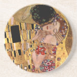 Gustav Klimt: Kyssen (specificera), Underlägg<br><div class="desc">En härlig klassikerkustfartyg som presenterar en romantiker,  kopplar ihop att dela en kyss som målas av den österrikiska symbolistmålare Gustav Klimt.</div>