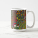 Gustav Klimt lantgårdträdgård med solrosmuggen Kaffemugg<br><div class="desc">Gustav Klimt lantgårdträdgård med solrosmuggen. Oljemålning på kanfas från 1905-06. Fast Klimt känns igen mest för hans guld- period att producerade klassikerarbeten gillar kyssen och porträtt av Adele Bloch Bauer, producerade konstnären också något tremendously charmigt landskap målningar. Den trädgårds- lantgården med solrosor presenterar en rik sommarträdgård i blom med vibrerande...</div>