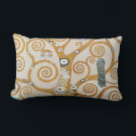 Gustav Klimt Livets träd Art nouveau Lumbarkudde<br><div class="desc">Gustav Klimt Livets träd Vintage Art nouveau som målar Livets träd, Stoclet Frieze (Fransk: L'Arbre de Vie, Stoclet Frieze) är en målning av den österrikiska symbolmålaren Gustav Klimt. Det slutfördes 1909 och bygger på Art nouveau (Modern) stil i en symbolisk målargenre. Det är inhyst på museet för tillämpad konst i...</div>