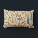Gustav Klimt Livets träd Art nouveau Lumbarkudde<br><div class="desc">Gustav Klimt Livets träd Vintage Art nouveau som målar Livets träd, Stoclet Frieze (Fransk: L'Arbre de Vie, Stoclet Frieze) är en målning av den österrikiska symbolmålaren Gustav Klimt. Det slutfördes 1909 och bygger på Art nouveau (Modern) stil i en symbolisk målargenre. Det är inhyst på museet för tillämpad konst i...</div>