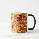 Gustav Klimt Livets träd Magisk Mugg<br><div class="desc">Magic Mugg med Gustav Klimts mural The Livets träd,  The Stoclet Frieze (1905-1911). Den består av tre mosaiker: Förväntningen,  Knight och Embrace. En vacker kvinna,  ett gyllene träd och två älskare i ett omslag framställs. En underbar gåva till fläkt av Art nouveau och österrikisk konst.</div>