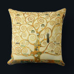 Gustav Klimt Livets träd Vintagen Art nouveau Kudde<br><div class="desc">Gustav Klimt Livets träd Vintage Art nouveau som målar Livets träd, Stoclet Frieze (Fransk: L'Arbre de Vie, Stoclet Frieze) är en målning av den österrikiska symbolmålaren Gustav Klimt. Det slutfördes 1909 och bygger på Art nouveau (Modern) stil i en symbolisk målargenre. Det är inhyst på museet för tillämpad konst i...</div>