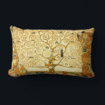 Gustav Klimt Livets träd Vintagen Art nouveau Lumbarkudde<br><div class="desc">Gustav Klimt Livets träd Vintage Art nouveau som målar Livets träd, Stoclet Frieze (Fransk: L'Arbre de Vie, Stoclet Frieze) är en målning av den österrikiska symbolmålaren Gustav Klimt. Det slutfördes 1909 och bygger på Art nouveau (Modern) stil i en symbolisk målargenre. Det är inhyst på museet för tillämpad konst i...</div>