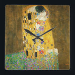 Gustav Klimt, målning av Kiss Vintage Art nouveau Fyrkantig Klocka<br><div class="desc">Gustav Klimt The Kiss Vintage Art nouveau Painting the Kiss (på tyska: Der Kuss) målades av den österrikiska symbolmålaren Gustav Klimt mellan 1907 och 1908, höjdpunkten för hans gyllene period, när han målade ett antal verk i ett liknande gyldat stil. Målningen betraktas allmänt som ett mästerverk i den moderna tiden...</div>