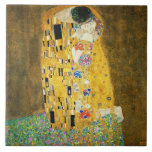 Gustav Klimt, målning av Kiss Vintage Art nouveau Kakelplatta<br><div class="desc">Gustav Klimt The Kiss Vintage Art nouveau Painting the Kiss (på tyska: Der Kuss) målades av den österrikiska symbolmålaren Gustav Klimt mellan 1907 och 1908, höjdpunkten för hans gyllene period, när han målade ett antal verk i ett liknande gyldat stil. Målningen betraktas allmänt som ett mästerverk i den moderna tiden...</div>