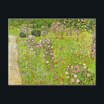 Gustav Klimt Orchard med Ro Helg Vykort<br><div class="desc">Poscard med Gustav Klimts oljemålning Orchard med Ro (1911). Även känd som Obstgarten mit Rosen,  en vibrerande och grönt-fruktträdgård är vackert beskriven. Rosa ros och andra lila- och rödblommor ligger längs fruktodlingen väg. En fantastisk gåva till fläkt av Art nouveau och österrikisk konst!</div>