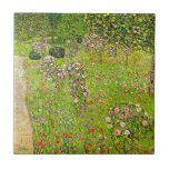 Gustav Klimt Orchard med Ro Kakelplatta<br><div class="desc">Tile med Gustav Klimts oljemålning Orchard med Ro (1911). Även känd som Obstgarten mit Rosen,  en vibrerande och grönt-fruktträdgård är vackert beskriven. Rosa ros och andra lila- och rödblommor ligger längs fruktodlingen väg. En fantastisk gåva till fläkt av Art nouveau och österrikisk konst!</div>