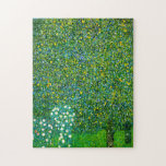 Gustav Klimt ro under pussel för Pearträd<br><div class="desc">Gustav Klimt ro under Pearträd förbryllar. Olja på kanfas från 1905. En härlig målning från den österrikiska konstnären Gustav Klimt. En av ursnygga Klimts landskap som blandade impressionist- och art nouveautendenser, denna arbetssammanslutningKlimts kärlek av blommor och fruktträd med vibrerande gröntar och gulnar. En underbar konstgåva för fläktar av Gustav Klimt,...</div>