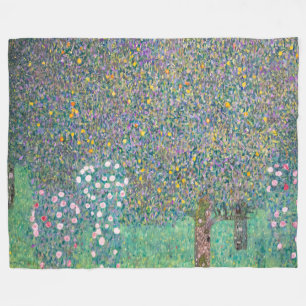 Gustav Klimt - Rosbuskar under träden Fleecefilt