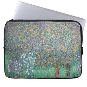 Gustav Klimt - Rosebuskar under Träd Laptop Fodral