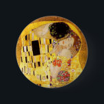 Gustav Klimt the Kiss Classic Painting Knapp<br><div class="desc">Gustav Klimt Kiss Gustav Klimt använde guld i sitt vackra arbete med kvinnor och dekorativa konst i art nouveau. Klimtmålningen kallades "The Kiss" och är det mest välkända art nouveau han någonsin målat upp. Gustav Klimt-målningen är av en kvinna och man i art nouveau i ett omfamnande. Färg är överväldigande...</div>