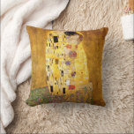 Gustav Klimt the Kiss Classic Painting Kudde<br><div class="desc">Gustav Klimt Kiss Gustav Klimt använde guld i sitt vackra arbete med kvinnor och dekorativa konst i art nouveau. Klimtmålningen kallades "The Kiss" och är det mest välkända art nouveau han någonsin målat upp. Gustav Klimt-målningen är av en kvinna och man i art nouveau i ett omfamnande. Färg är överväldigande...</div>