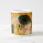 Gustav Klimt the Kiss Jumbo Mugg<br><div class="desc">Kaffe Mugg med Gustav Klimts oljemålning med guld löv Kiss (1908). En man och kvinna,  som bär briljant gyllene färg,  tar gärna till sig och kysser i ett fält av blommor. En underbar gåva till fläkt av Art nouveau och österrikisk konst.</div>